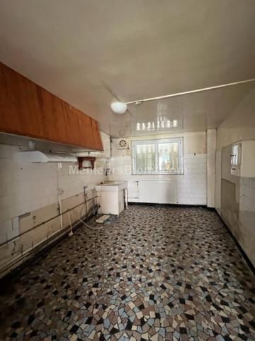 MAISON DE VILLAGE AVEC HANGAR ET GARAGE.