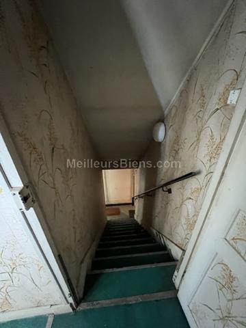 MAISON DE VILLAGE AVEC HANGAR ET GARAGE.