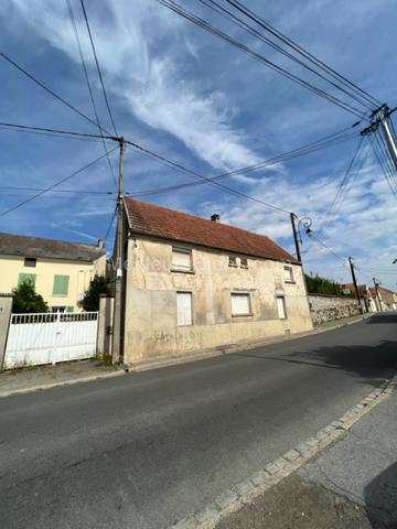 MAISON DE VILLAGE AVEC HANGAR ET GARAGE.