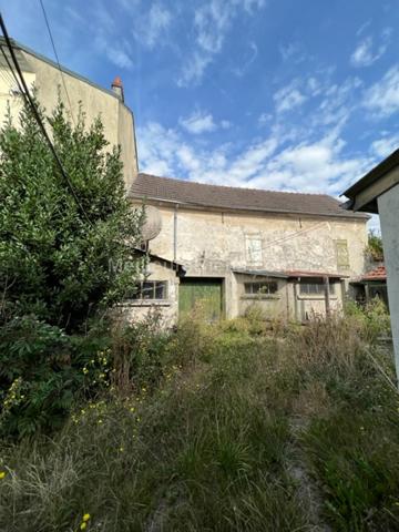 MAISON DE VILLAGE AVEC HANGAR ET GARAGE.