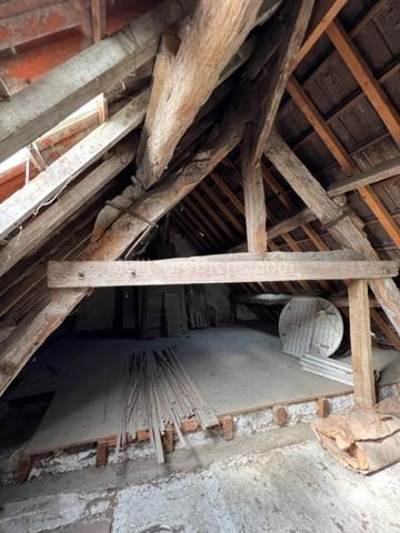 MAISON DE VILLAGE AVEC HANGAR ET GARAGE.