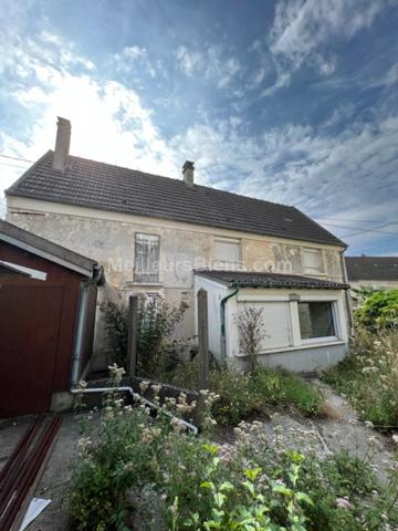 MAISON DE VILLAGE AVEC HANGAR ET GARAGE.