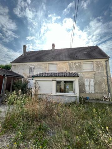 MAISON DE VILLAGE AVEC HANGAR ET GARAGE.