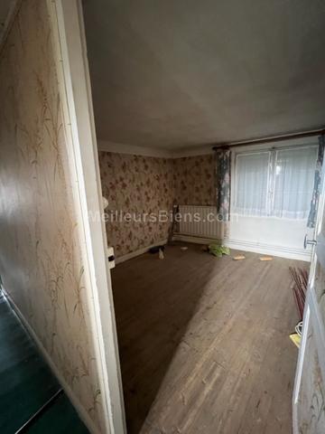 MAISON DE VILLAGE AVEC HANGAR ET GARAGE.