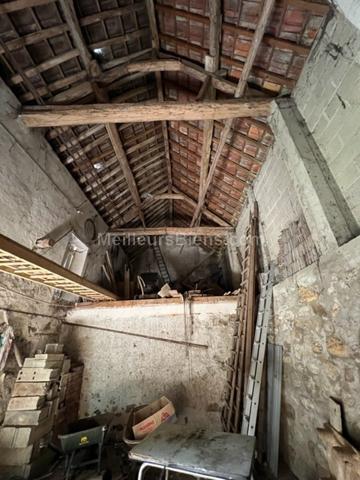 MAISON DE VILLAGE AVEC HANGAR ET GARAGE.