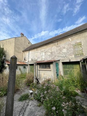 MAISON DE VILLAGE AVEC HANGAR ET GARAGE.