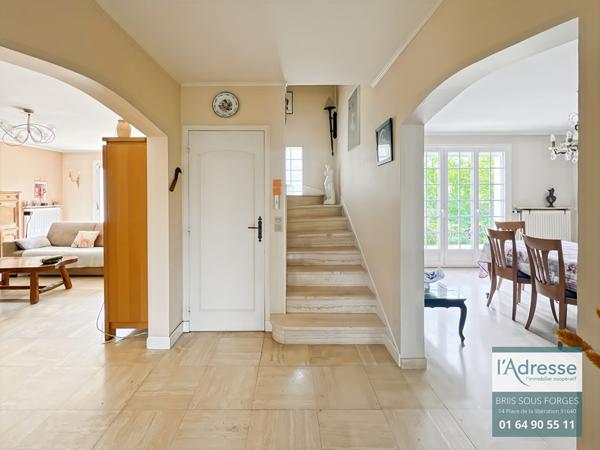 Maison familiale 6 chambres, sous-sol total, terrain 1590 m²