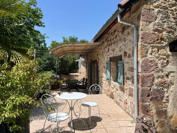 Maison ancienne - Figeac A quelques kilomètres de Figeac, sur les hauteurs à la sortie d'un petit village typique de la vallée du Célé, la maison de vacances idéale avec jardin clos et piscine.