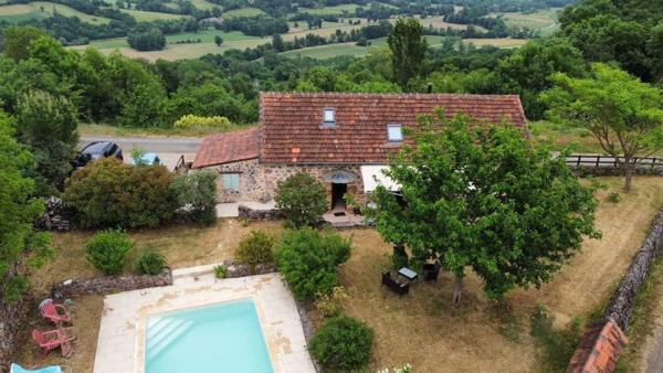 Maison ancienne - Figeac A quelques kilomètres de Figeac, sur les hauteurs à la sortie d'un petit village typique de la vallée du Célé, la maison de vacances idéale avec jardin clos et piscine.