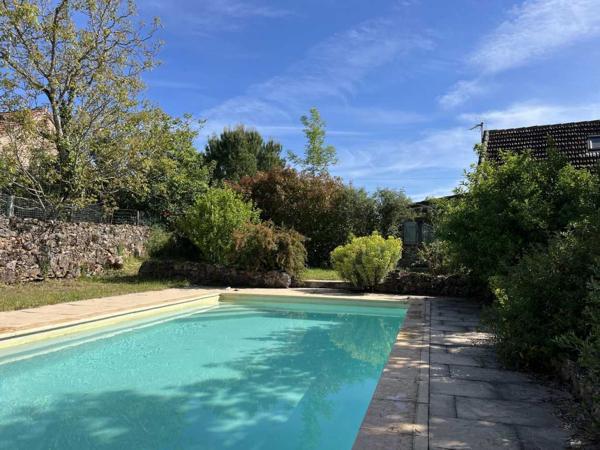 Maison ancienne - Figeac A quelques kilomètres de Figeac, sur les hauteurs à la sortie d'un petit village typique de la vallée du Célé, la maison de vacances idéale avec jardin clos et piscine.
