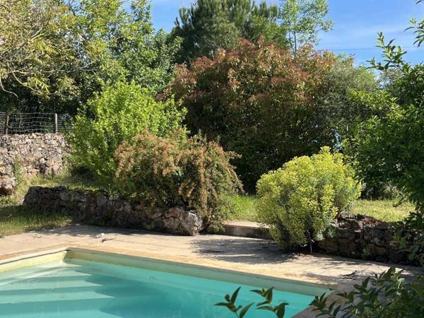 Maison ancienne - Figeac A quelques kilomètres de Figeac, sur les hauteurs à la sortie d'un petit village typique de la vallée du Célé, la maison de vacances idéale avec jardin clos et piscine.