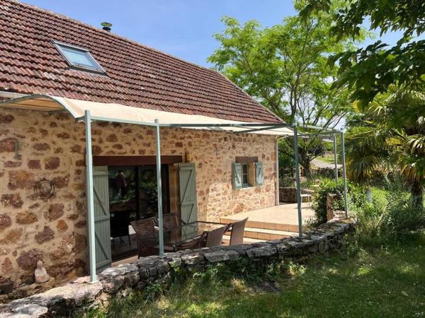 Maison ancienne - Figeac A quelques kilomètres de Figeac, sur les hauteurs à la sortie d'un petit village typique de la vallée du Célé, la maison de vacances idéale avec jardin clos et piscine.