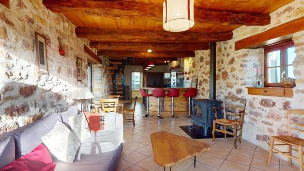 Maison ancienne - Figeac A quelques kilomètres de Figeac, sur les hauteurs à la sortie d'un petit village typique de la vallée du Célé, la maison de vacances idéale avec jardin clos et piscine.