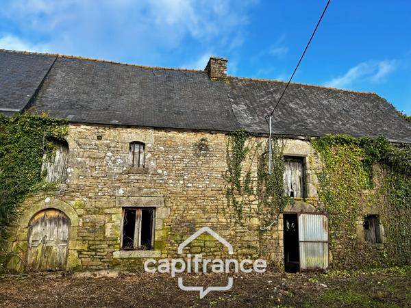 Longère en pierre à rénover avec four à pain du XVIᵉ siècle, grand hangar et 3 000 m² de terrain – Plémet