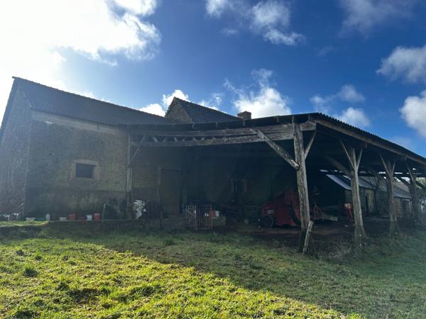 Longère en pierre à rénover avec four à pain du XVIᵉ siècle, grand hangar et 3 000 m² de terrain – Plémet