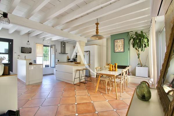 LANSARGUES CENTRE VILLE - MAISON DE VILLE RÉNOVÉE - 170 M2 - 3 CHAMBRES AVEC POSSIBILITE 4EME - 2 SDB - VASTE PIÈCE MULTIMÉDIA - BUANDERIE - COUR - TROPÉZIENNE