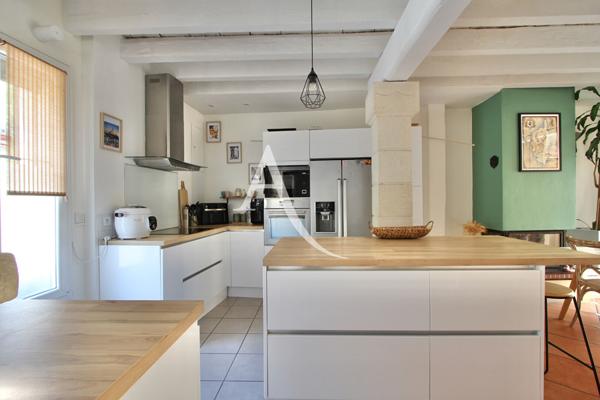 LANSARGUES CENTRE VILLE - MAISON DE VILLE RÉNOVÉE - 170 M2 - 3 CHAMBRES AVEC POSSIBILITE 4EME - 2 SDB - VASTE PIÈCE MULTIMÉDIA - BUANDERIE - COUR - TROPÉZIENNE