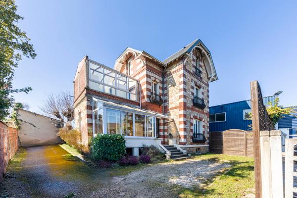 Magnifique meulière avec un jardin clos proche de toutes comodités