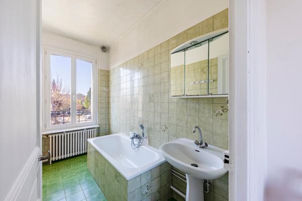 Magnifique meulière avec un jardin clos proche de toutes comodités