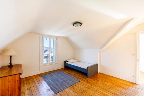 Magnifique meulière avec un jardin clos proche de toutes comodités