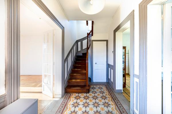 Magnifique meulière avec un jardin clos proche de toutes comodités