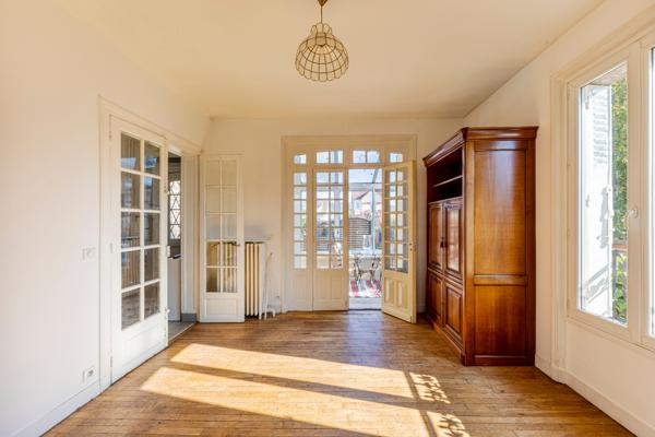 Magnifique meulière avec un jardin clos proche de toutes comodités