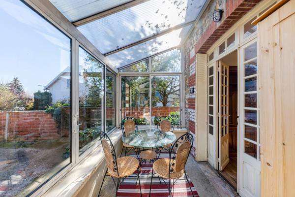 Magnifique meulière avec un jardin clos proche de toutes comodités