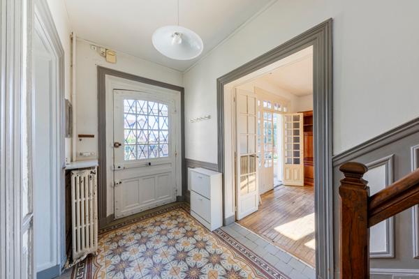 Magnifique meulière avec un jardin clos proche de toutes comodités