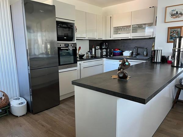 Chénaie - A prox. immédiate de tous les services, bel appartement 4 pièces dans une copropriété récente. Ascenseur, balcon, cellier et pkg en sous-sol.