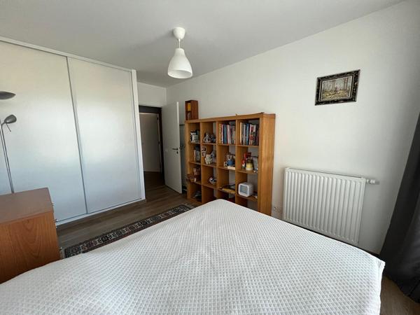 Chénaie - A prox. immédiate de tous les services, bel appartement 4 pièces dans une copropriété récente. Ascenseur, balcon, cellier et pkg en sous-sol.