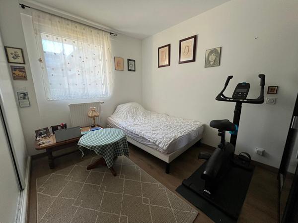 Chénaie - A prox. immédiate de tous les services, bel appartement 4 pièces dans une copropriété récente. Ascenseur, balcon, cellier et pkg en sous-sol.