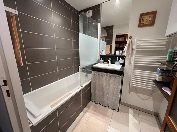 Chénaie - A prox. immédiate de tous les services, bel appartement 4 pièces dans une copropriété récente. Ascenseur, balcon, cellier et pkg en sous-sol.
