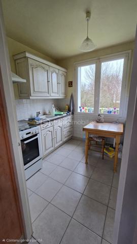 Venez découvrir cette charmante maison, a remettre au goût du jour 
située à Augy, dans un petit village paisible au bord de la rivière Yonne. Érigée sur deux niveaux, cette maison offre un vaste terrain qui l’entoure, avec un portail menant à un garage. Sans grenier mais avec un sous-sol, elle dispose de deux chambres lumineuses, d’un salon convivial, ainsi que d’une cuisine fonctionnelle.  Une pièce au sous sol d environ 20 m². 
 Contactez-moi pour une visite