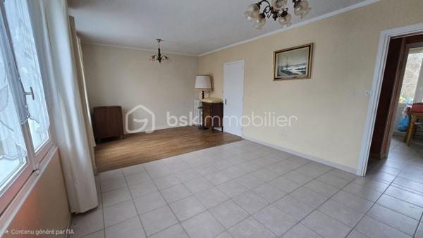 Venez découvrir cette charmante maison, a remettre au goût du jour 
située à Augy, dans un petit village paisible au bord de la rivière Yonne. Érigée sur deux niveaux, cette maison offre un vaste terrain qui l’entoure, avec un portail menant à un garage. Sans grenier mais avec un sous-sol, elle dispose de deux chambres lumineuses, d’un salon convivial, ainsi que d’une cuisine fonctionnelle.  Une pièce au sous sol d environ 20 m². 
 Contactez-moi pour une visite