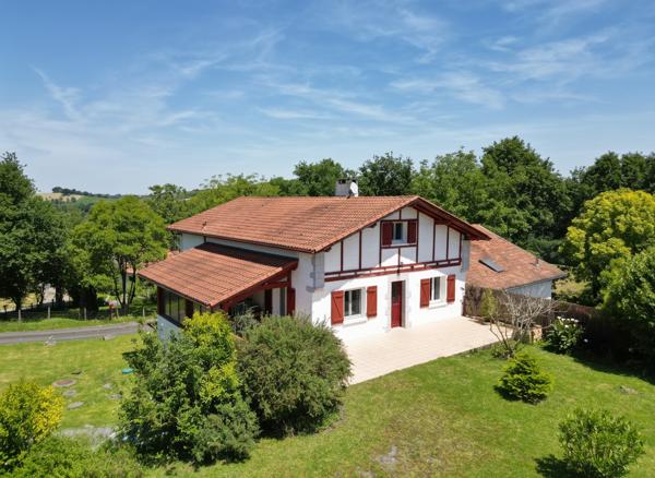 HANDIA Maison familiale avec sous-sol complet sur les hauteurs d'Hasparren