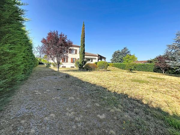 Maison plain pied de 229 m² avec 5 chambres, sous-sol complet, double garage et jardin clos à 3 minutes de Prayssac