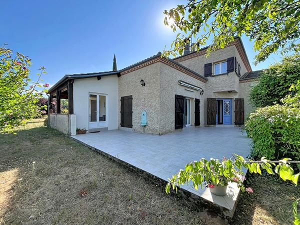 Maison plain pied de 229 m² avec 5 chambres, sous-sol complet, double garage et jardin clos à 3 minutes de Prayssac