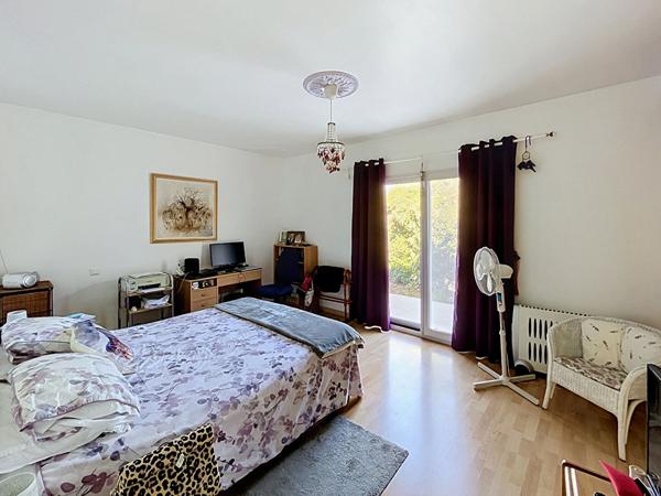 Maison plain pied de 229 m² avec 5 chambres, sous-sol complet, double garage et jardin clos à 3 minutes de Prayssac