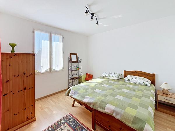 Maison plain pied de 229 m² avec 5 chambres, sous-sol complet, double garage et jardin clos à 3 minutes de Prayssac