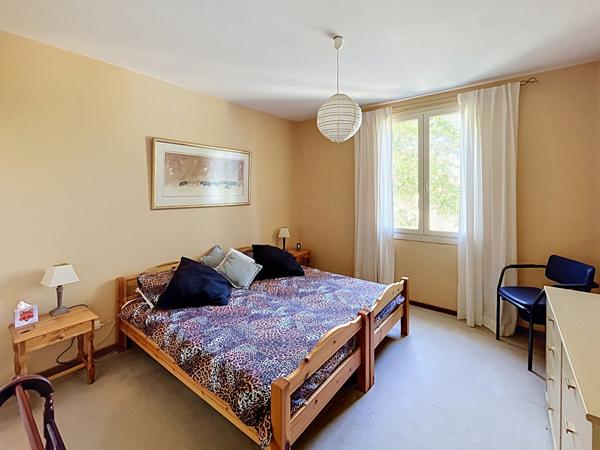 Maison plain pied de 229 m² avec 5 chambres, sous-sol complet, double garage et jardin clos à 3 minutes de Prayssac