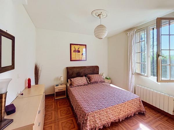 Maison plain pied de 229 m² avec 5 chambres, sous-sol complet, double garage et jardin clos à 3 minutes de Prayssac
