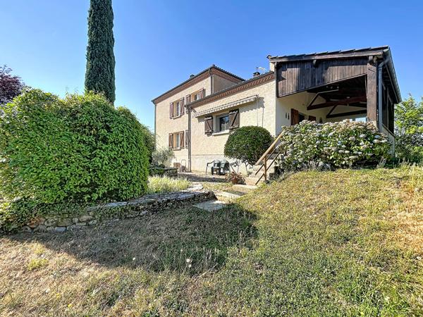 Maison plain pied de 229 m² avec 5 chambres, sous-sol complet, double garage et jardin clos à 3 minutes de Prayssac