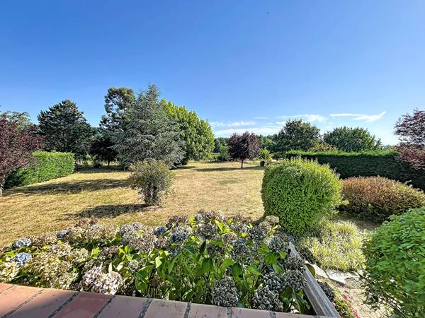 Maison plain pied de 229 m² avec 5 chambres, sous-sol complet, double garage et jardin clos à 3 minutes de Prayssac
