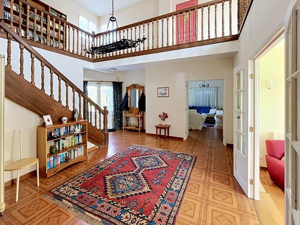 Maison plain pied de 229 m² avec 5 chambres, sous-sol complet, double garage et jardin clos à 3 minutes de Prayssac