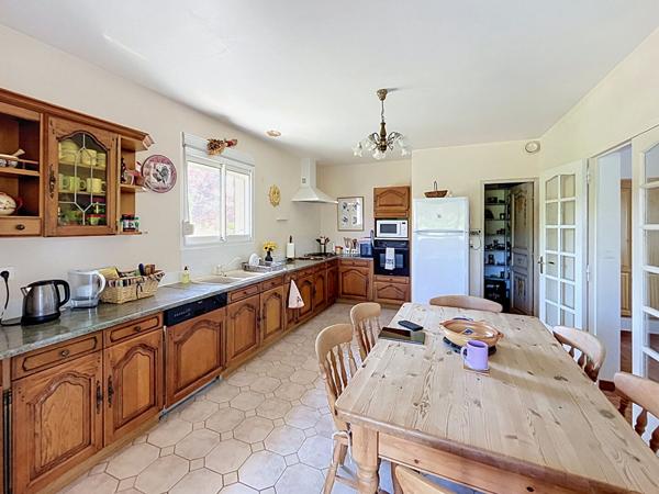 Maison plain pied de 229 m² avec 5 chambres, sous-sol complet, double garage et jardin clos à 3 minutes de Prayssac
