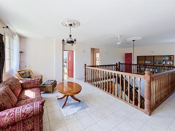 Maison plain pied de 229 m² avec 5 chambres, sous-sol complet, double garage et jardin clos à 3 minutes de Prayssac