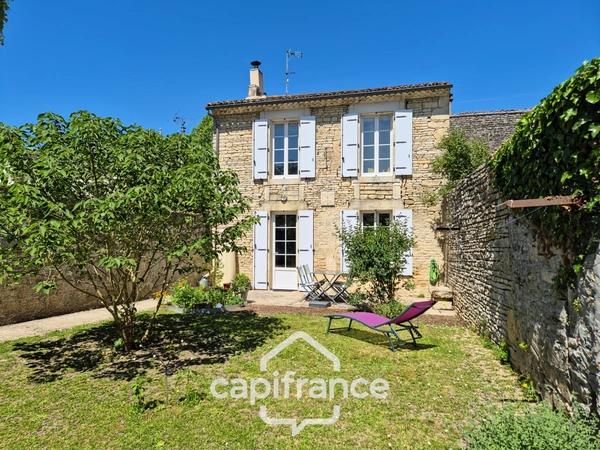 Maison à vendre 5 pièces ASNIERES LA GIRAUD (17) avec jardin, dépendances et garage