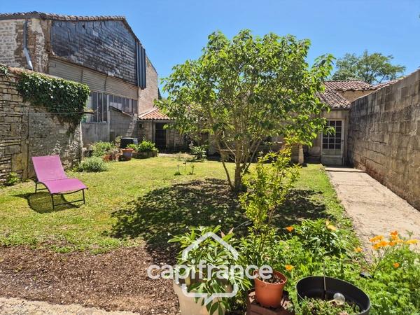 Maison à vendre 5 pièces ASNIERES LA GIRAUD (17) avec jardin, dépendances et garage