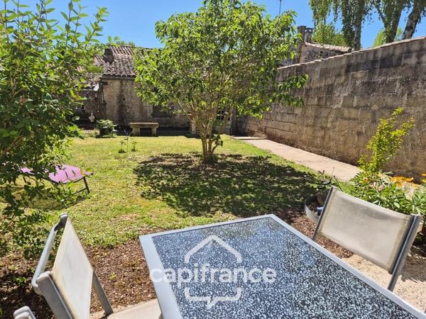Maison à vendre 5 pièces ASNIERES LA GIRAUD (17) avec jardin, dépendances et garage