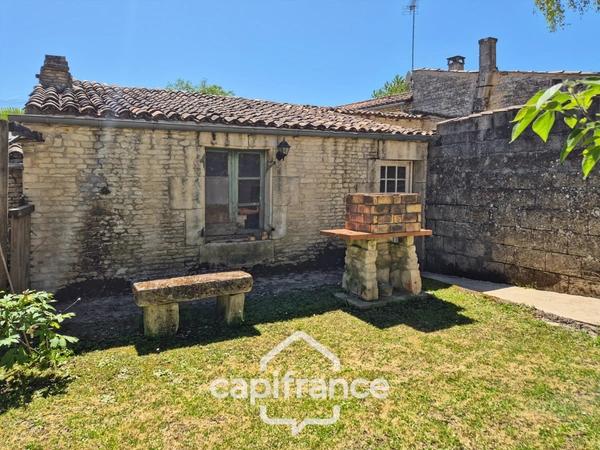 Maison à vendre 5 pièces ASNIERES LA GIRAUD (17) avec jardin, dépendances et garage